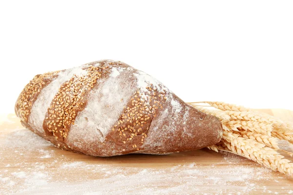 Domowy chleb cały na drewniane cięcia pokładzie zbliżenie — Zdjęcie stockowe