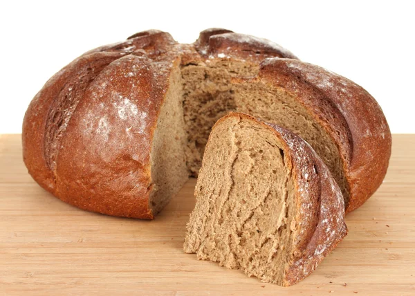 Brot in Scheiben auf weißem Hintergrund in Großaufnahme — Stockfoto