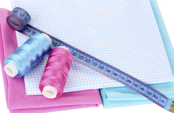 Швейные принадлежности и ткань крупным планом — стоковое фото