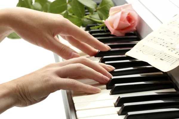 Synthesizer oynarken kadının elleri — Stok fotoğraf