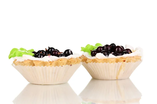 Süße Kuchen mit Beeren isoliert auf weiß — Stockfoto