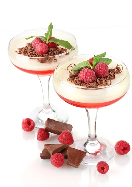 Ζελέ φρούτων σε ποτήρια με σοκολάτα και σμέουρα που απομονώνονται σε λευκό — Φωτογραφία Αρχείου