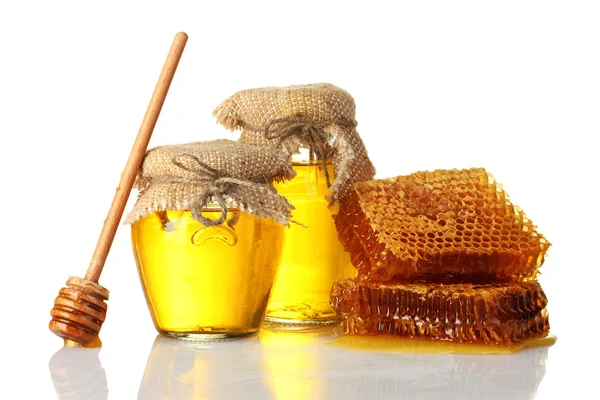 Favos de mel doces, drizzler de madeira e frascos com mel, isolados em branco — Fotografia de Stock