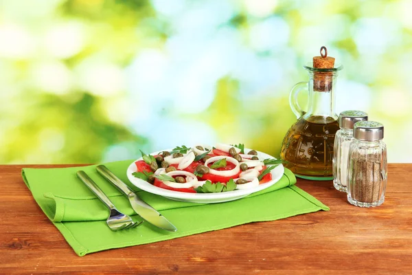 Ensalada con alcaparras en el plato sobre fondo verde brillante — Foto de Stock