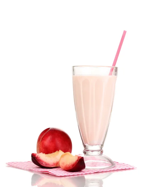 Персиковый молочный коктейль на белом — стоковое фото