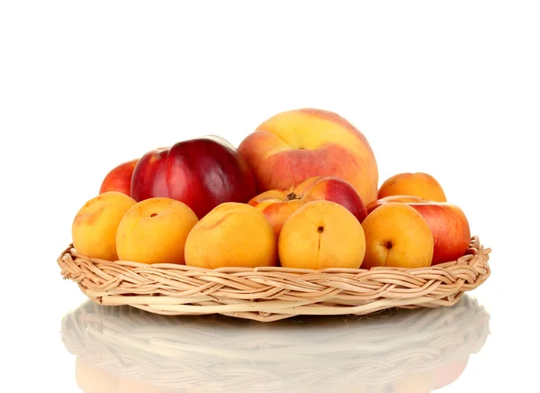 Rijp fruit op rieten mat geïsoleerd op wit — Stockfoto