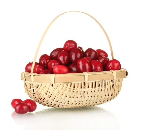 Свіжі карнизні ягоди в плетеному кошику ізольовані на білому — стокове фото