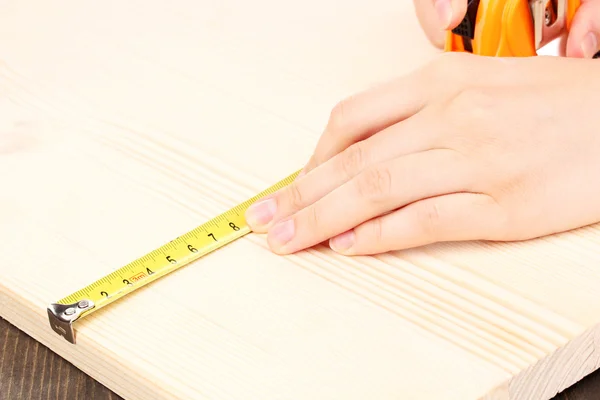 Измерение деревянной доски крупным планом — стоковое фото
