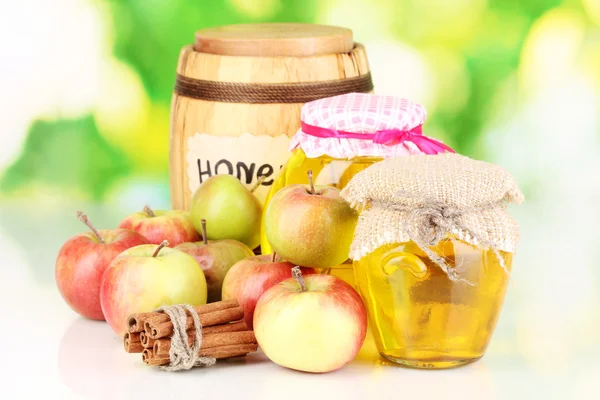 Мед і яблука з корицею на природному фоні — стокове фото
