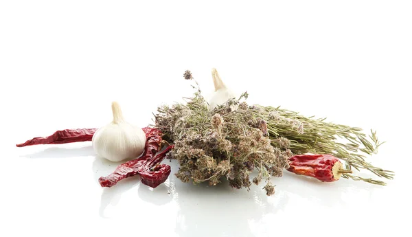 Sušené byliny v třecí misce a zelenina, isolatrd na bílém — Stock fotografie