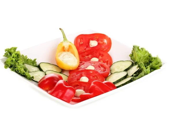 Légumes hachés et sauce sur assiette isolée sur fond blanc — Photo