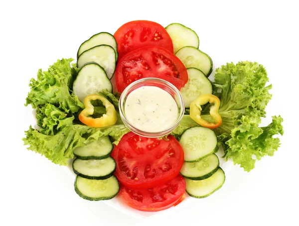 Verduras picadas y salsa en plato aislado en blanco — Foto de Stock