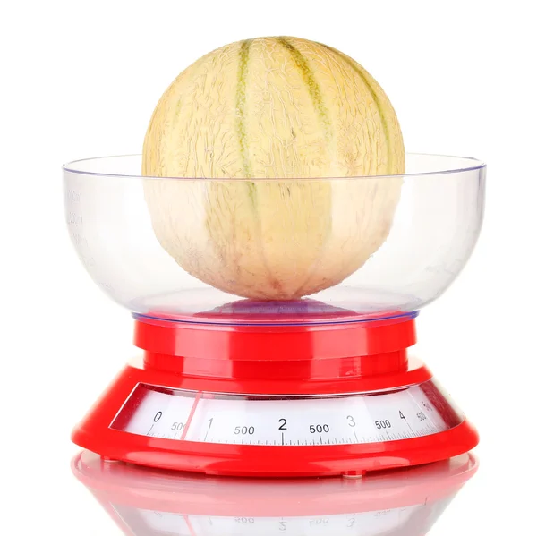 Sladký meloun v kuchyňské váhy izolované na bílém — Stock fotografie