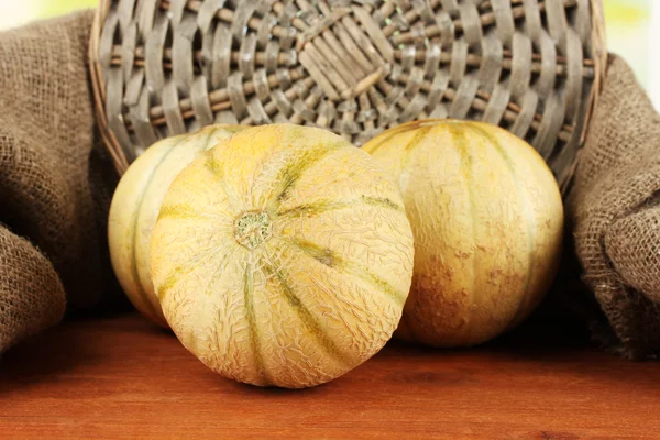 Süße Melone auf Weidenmatte auf Sacktuch Hintergrund Nahaufnahme — Stockfoto