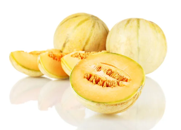 Geschnittene Melone isoliert auf weiß — Stockfoto