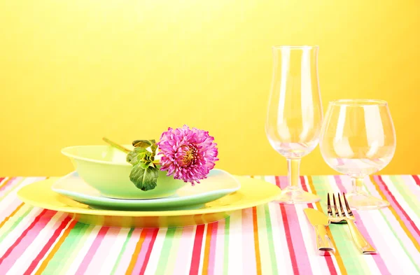 Tischdekoration auf hellem Hintergrund Nahaufnahme — Stockfoto