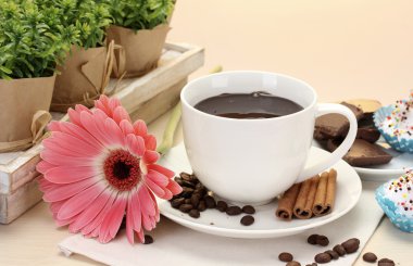 fincan kahve ve gerbera fasulye, tarçın çubukları ahşap tablo