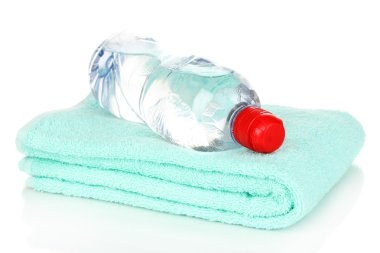 plastik şişe su üzerinde beyaz izole havlu üzerindeyeşil renkli yakın çekim haplarla kavanoz