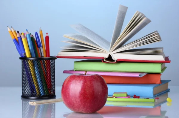 Kitap, kırtasiye ve elmalı parlak renkli arka plan üzerinde kompozisyon — Stok fotoğraf