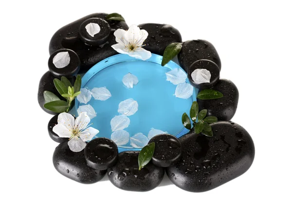 Composición de piedras de spa, agua azul, pétalos y hojas aisladas en primer plano blanco — Foto de Stock