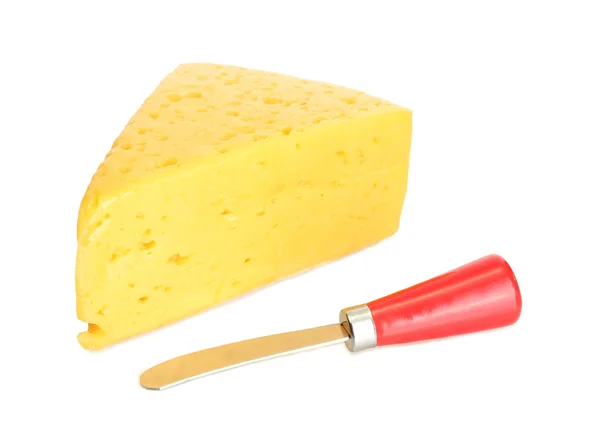 Lezzetli peynir ve üzerinde beyaz izole bıçak — Stok fotoğraf