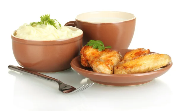 Purè di patate con prezzemolo nella ciotola e ali di pollo arrosto nel piatto e tazza con latte isolato su bianco — Foto Stock