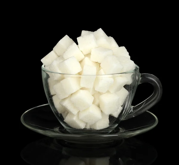Raffinierter Zucker im Glasbecher isoliert auf schwarzem Hintergrund Nahaufnahme — Stockfoto