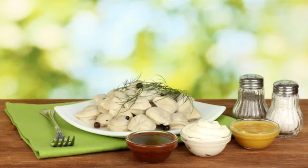 Deliciosas albóndigas cocidas en el plato sobre fondo verde brillante — Foto de Stock