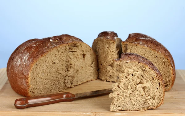 Mavi arka plan yakın çekim ekmek dilimlenmiş — Stok fotoğraf