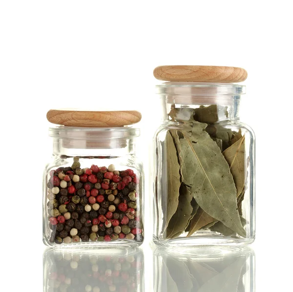 海湾叶子和胡椒香料在玻璃罐子上白色隔离 — 图库照片