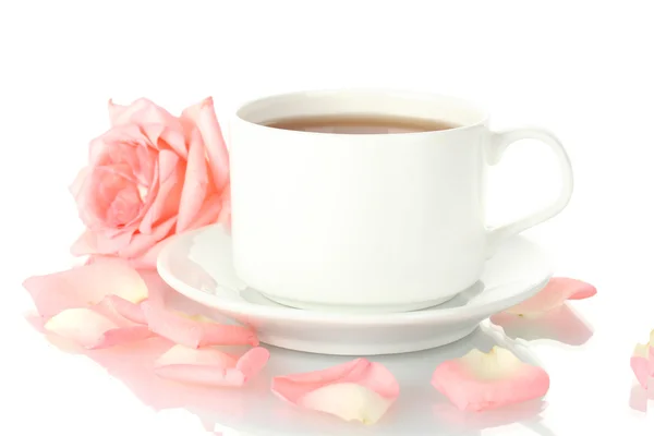 Tazza di tè con rosa isolata su bianco — Foto Stock