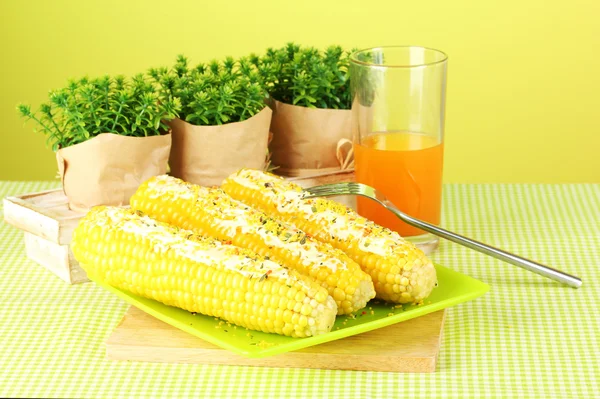Варена кукурудза з маслом і соком — стокове фото