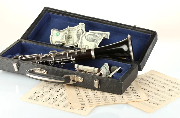 Musikinstrument med pengar isolerad på vit — Stockfoto