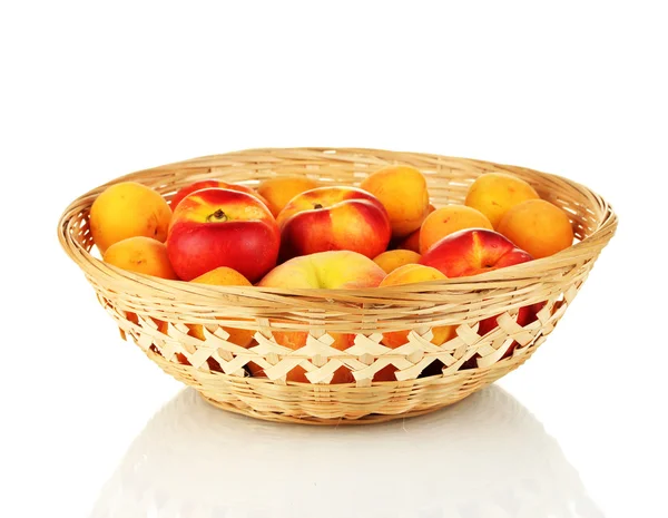 Fruta madura en cesta aislada en blanco — Foto de Stock
