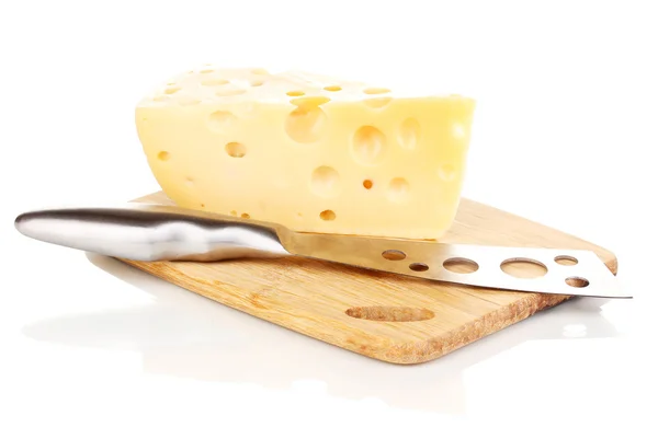 Smakelijke kaas en mes op houten plank geïsoleerd op wit — Stockfoto