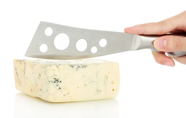 Женская рука вырезала голубой сыр на белом фоне крупным планом — стоковое фото