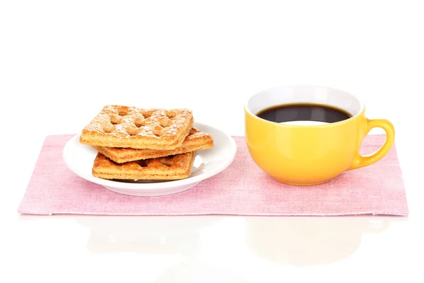 Taza de café y galletas aisladas en blanco — Foto de Stock