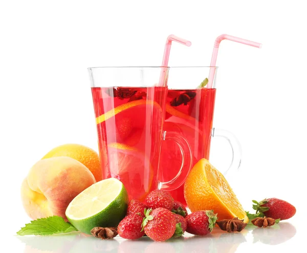 Sangria in bicchieri con frutta, isolata su bianco — Foto Stock