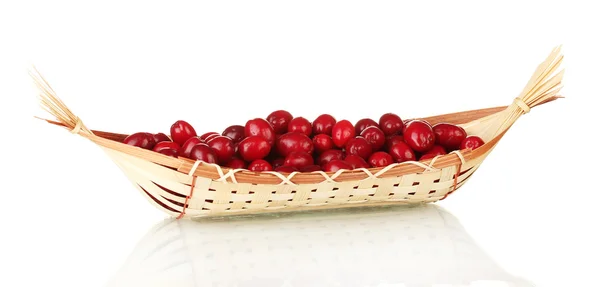Свежие кукурузные ягоды в плетеной корзине изолированы на белом — стоковое фото