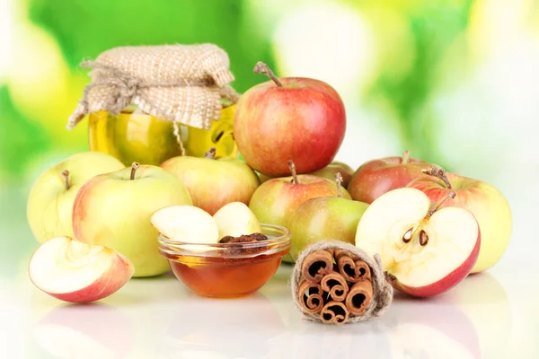 Miel et pommes à la cannelle sur fond naturel — Photo