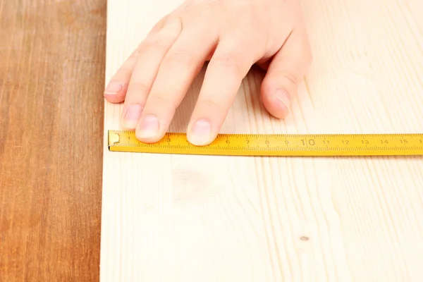 Tablero de madera de medición de primer plano — Foto de Stock