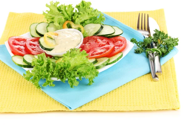 Nakrájenou zeleninu a omáčku na desce izolovaných na bílém — Stock fotografie