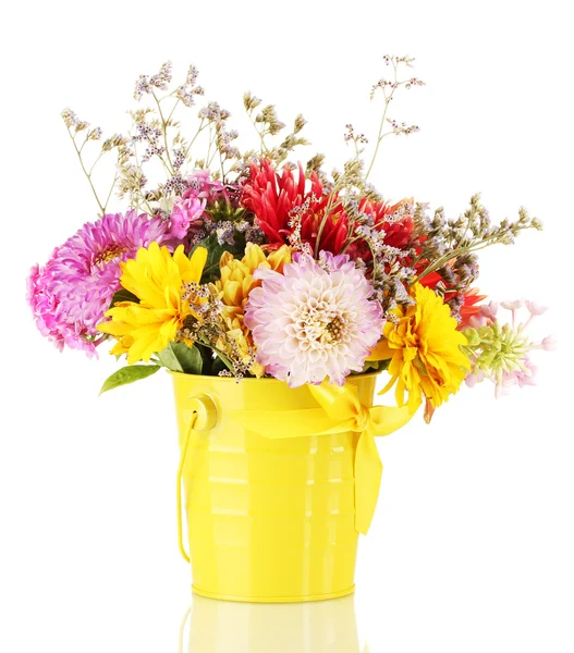 白で隔離される花と明るい黄色いバケツ — ストック写真