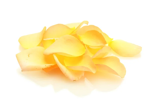 Красиві апельсинові пелюстки троянд ізольовані на білому — стокове фото