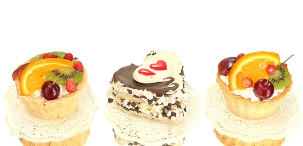フルーツと白で隔離されるチョコレートの甘いケーキ — ストック写真