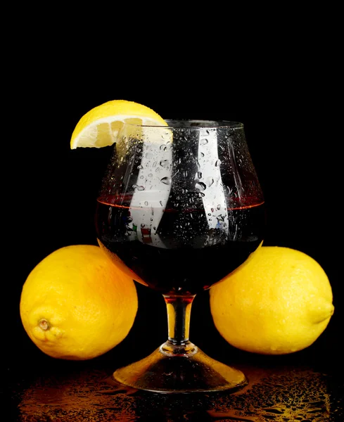 Glas cognac geïsoleerd op zwarte achtergrond close-up — Stockfoto