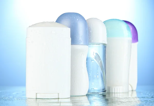 Mavi zemin üzerine deodorant — Stok fotoğraf