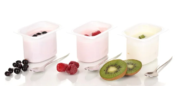 Iogurte com frutas e bagas isoladas em branco — Fotografia de Stock