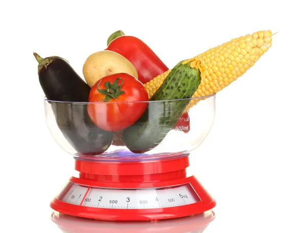 Reifes frisches Gemüse in der Küchenwaage isoliert auf weiß — Stockfoto