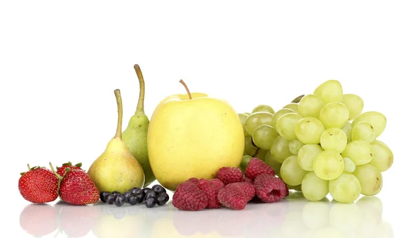 Mix av mogna söta frukter och bär isolerad på vit — Stockfoto